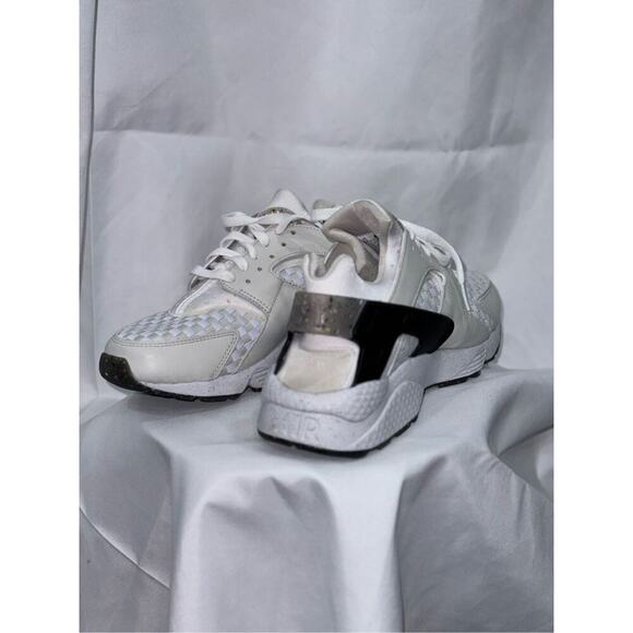 Nike Air neutral white, tan, and black sneakers | Sz 8.5 - Picture 5 of 6